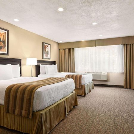 Days Inn By Wyndham Montreal East Экстерьер фото