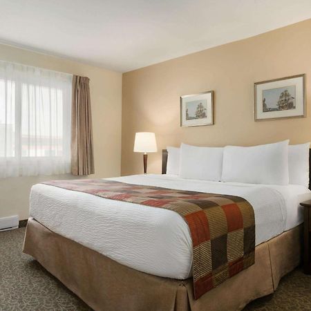 Days Inn By Wyndham Montreal East Экстерьер фото