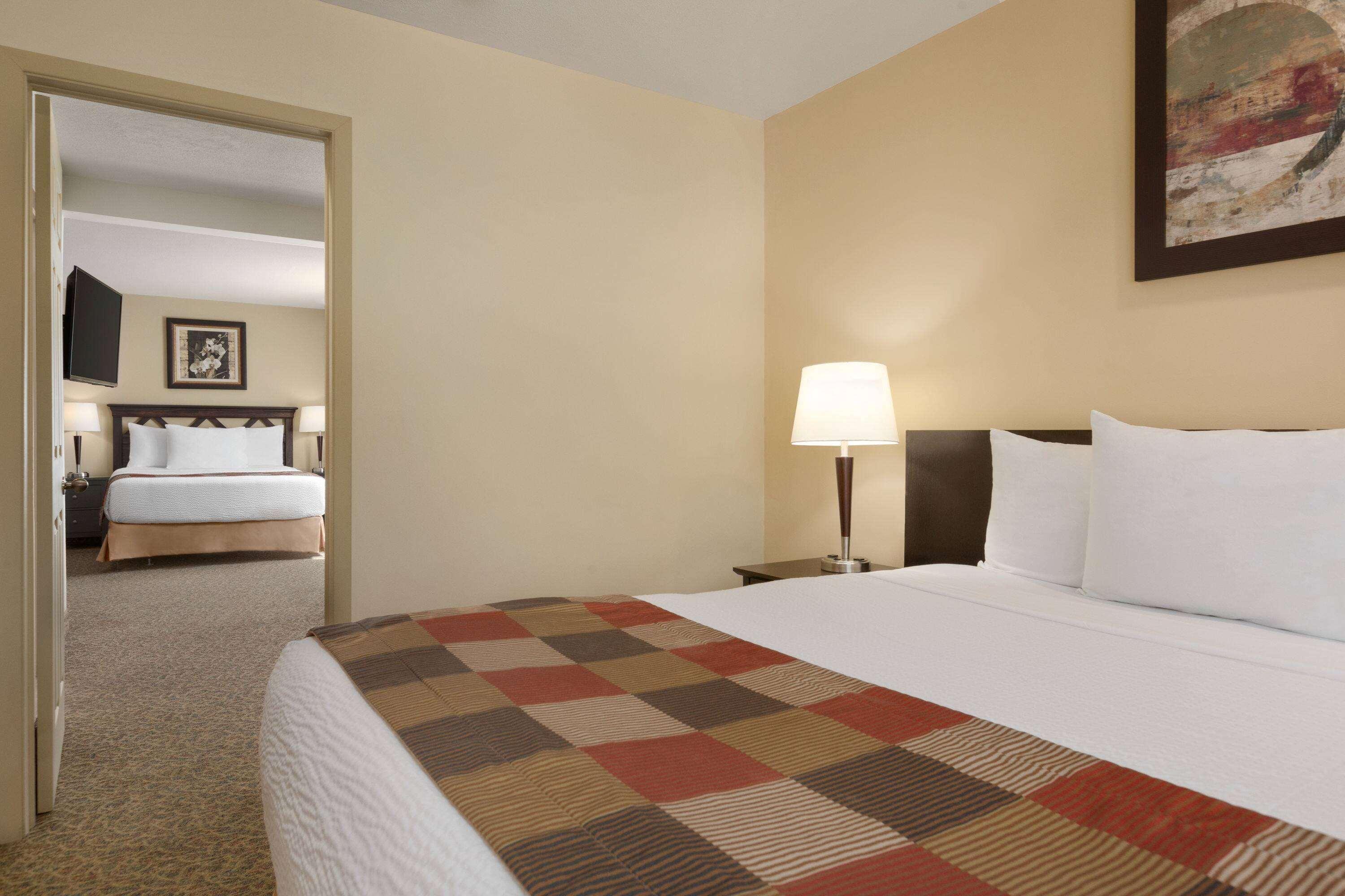 Days Inn By Wyndham Montreal East Экстерьер фото