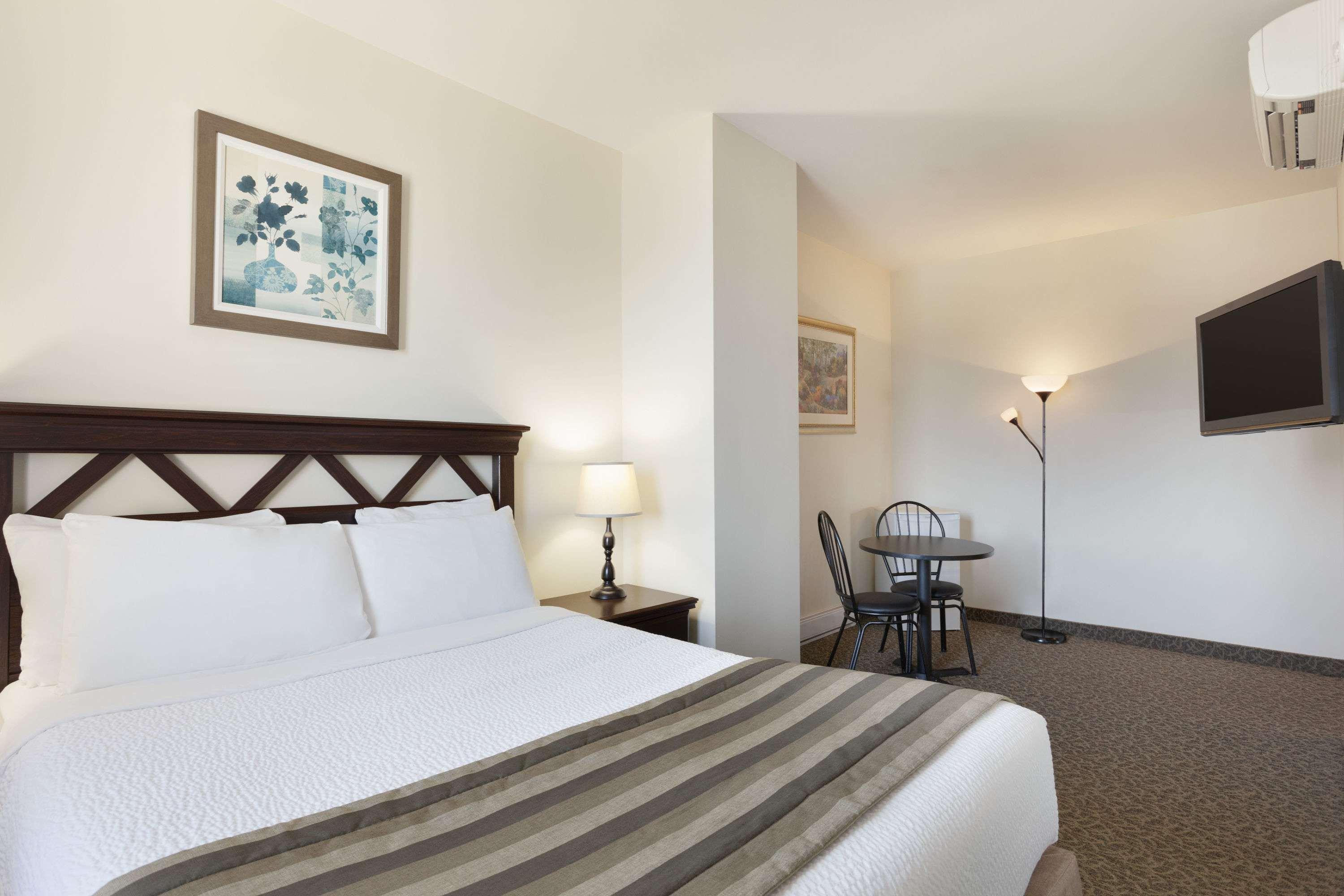 Days Inn By Wyndham Montreal East Экстерьер фото
