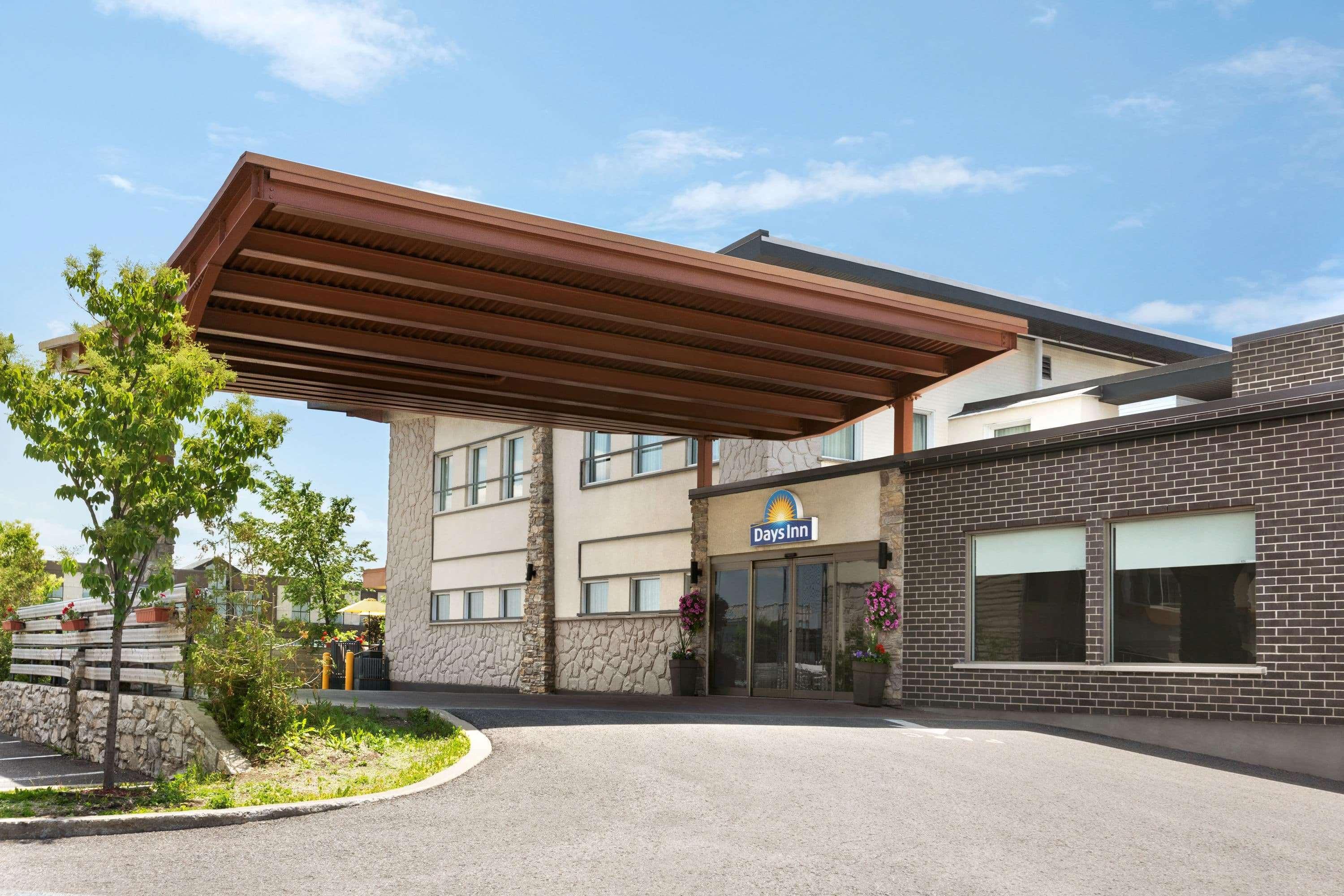 Days Inn By Wyndham Montreal East Экстерьер фото