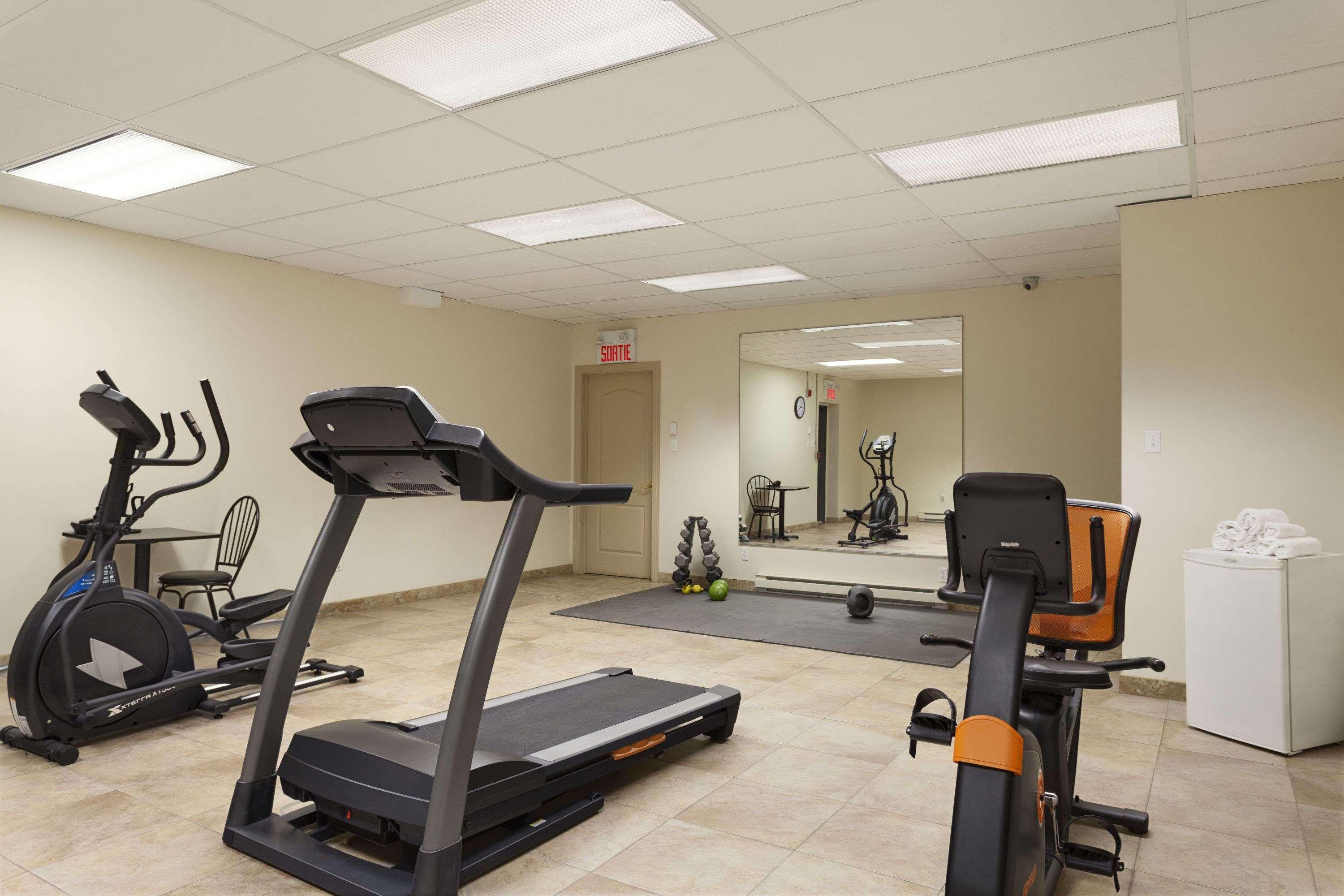 Days Inn By Wyndham Montreal East Экстерьер фото