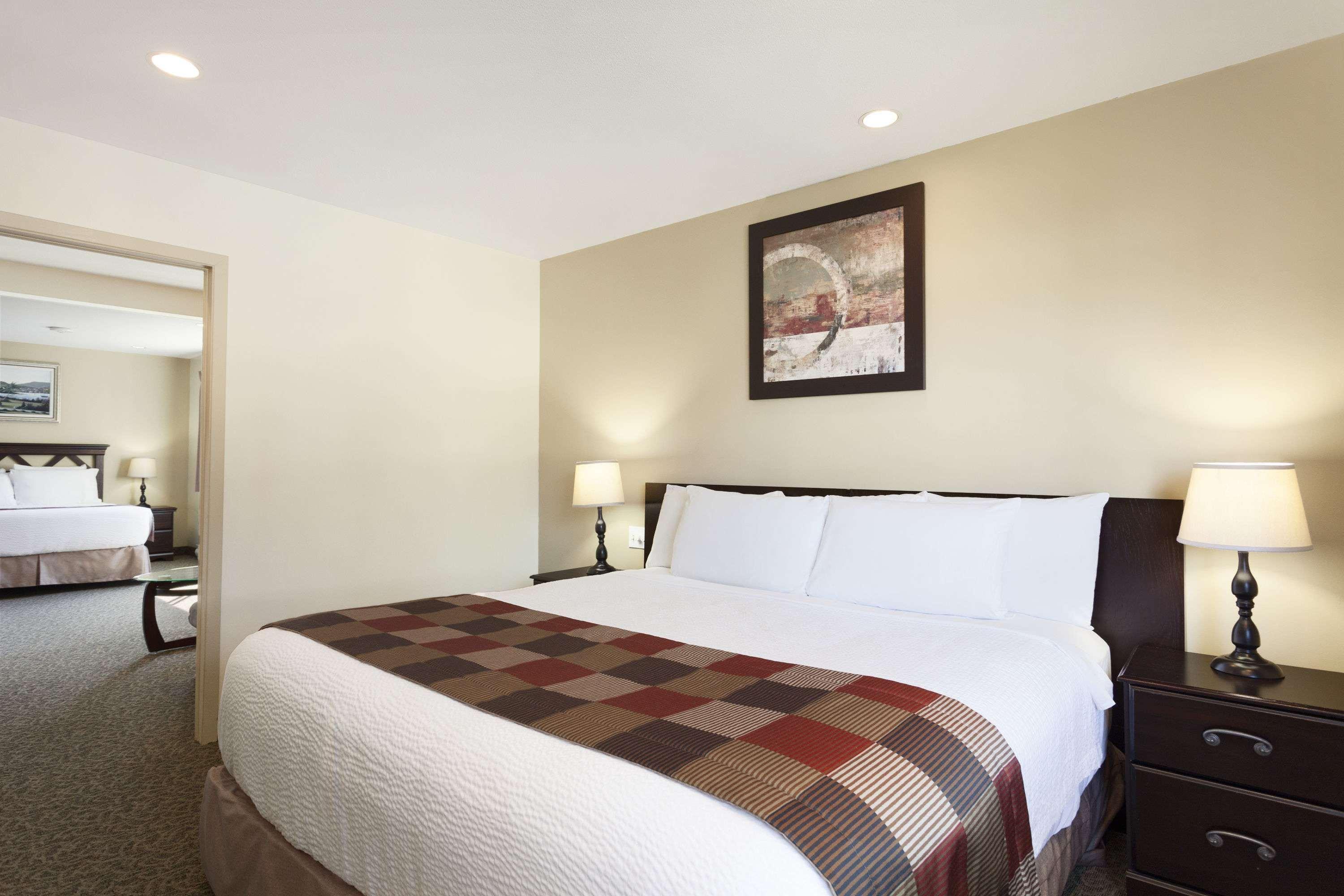 Days Inn By Wyndham Montreal East Экстерьер фото