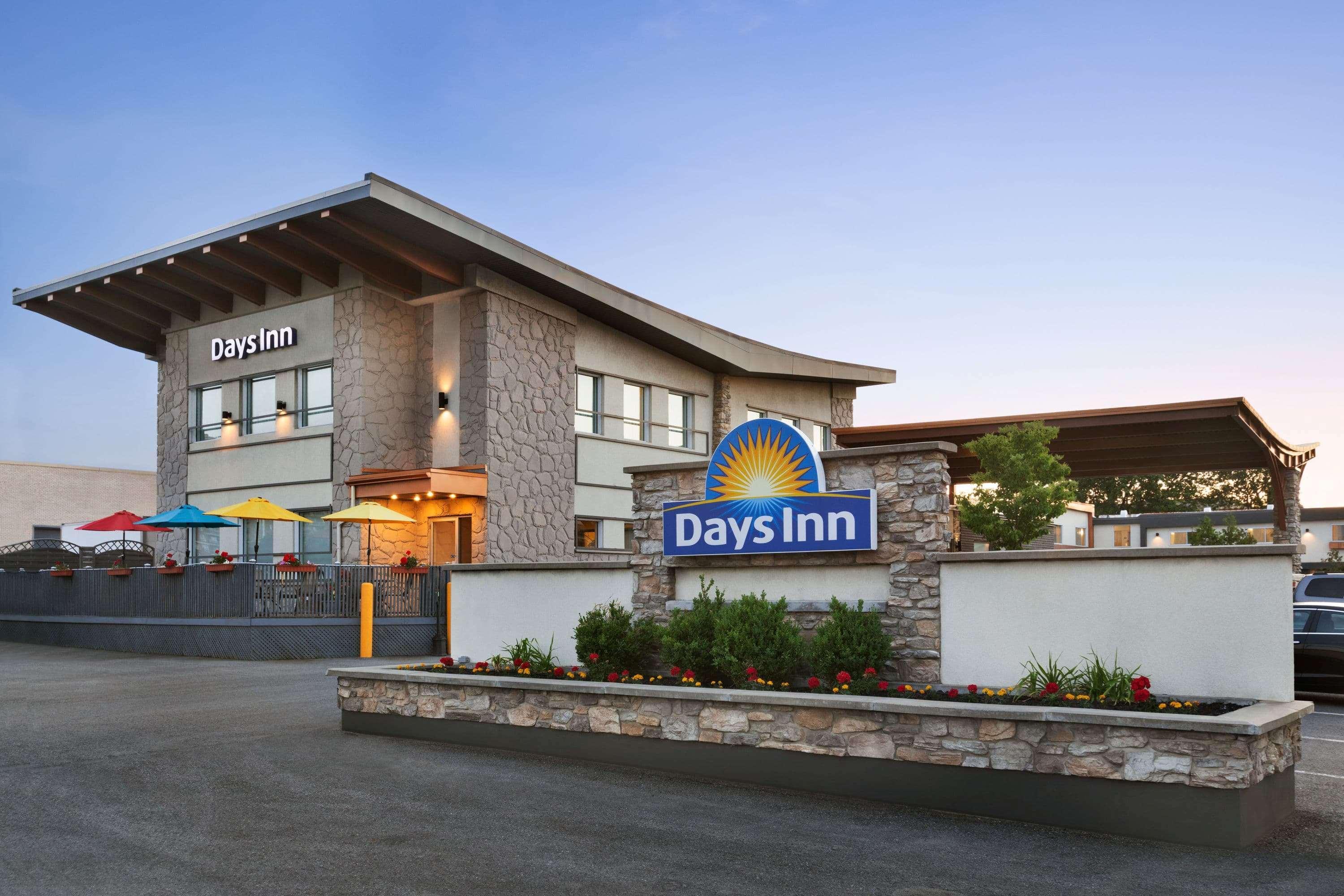 Days Inn By Wyndham Montreal East Экстерьер фото