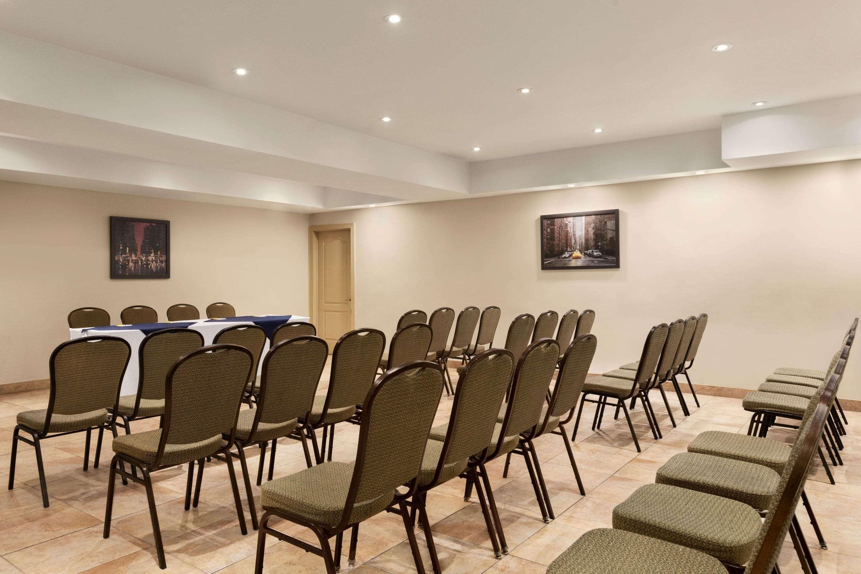 Days Inn By Wyndham Montreal East Экстерьер фото