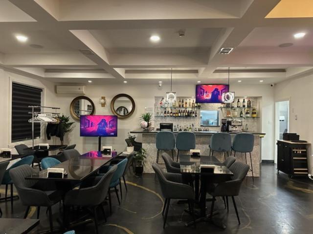 Days Inn By Wyndham Montreal East Экстерьер фото