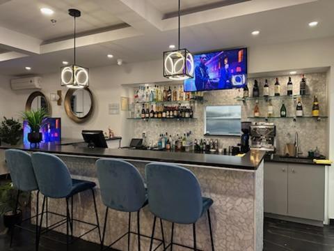 Days Inn By Wyndham Montreal East Экстерьер фото