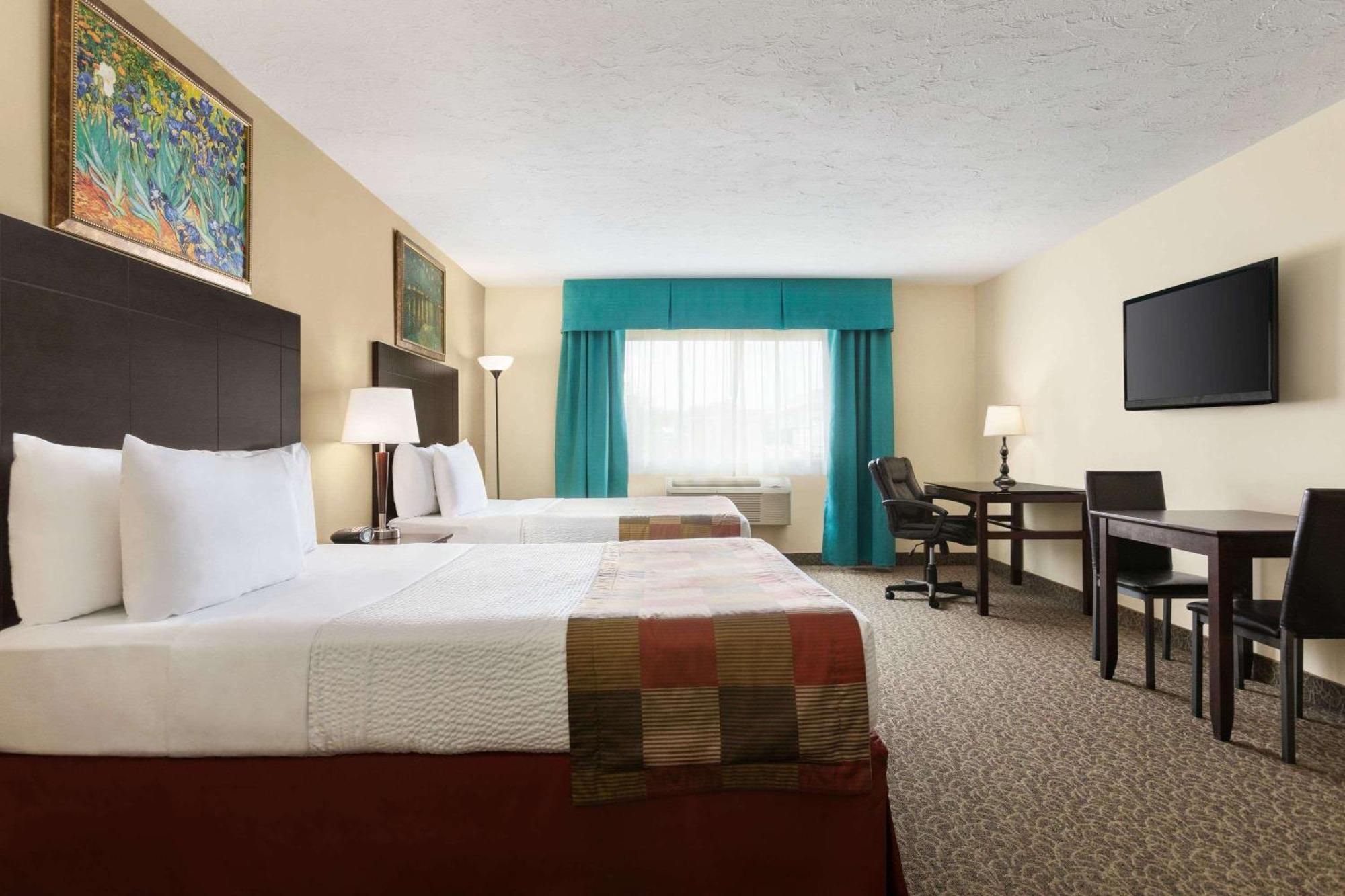 Days Inn By Wyndham Montreal East Экстерьер фото