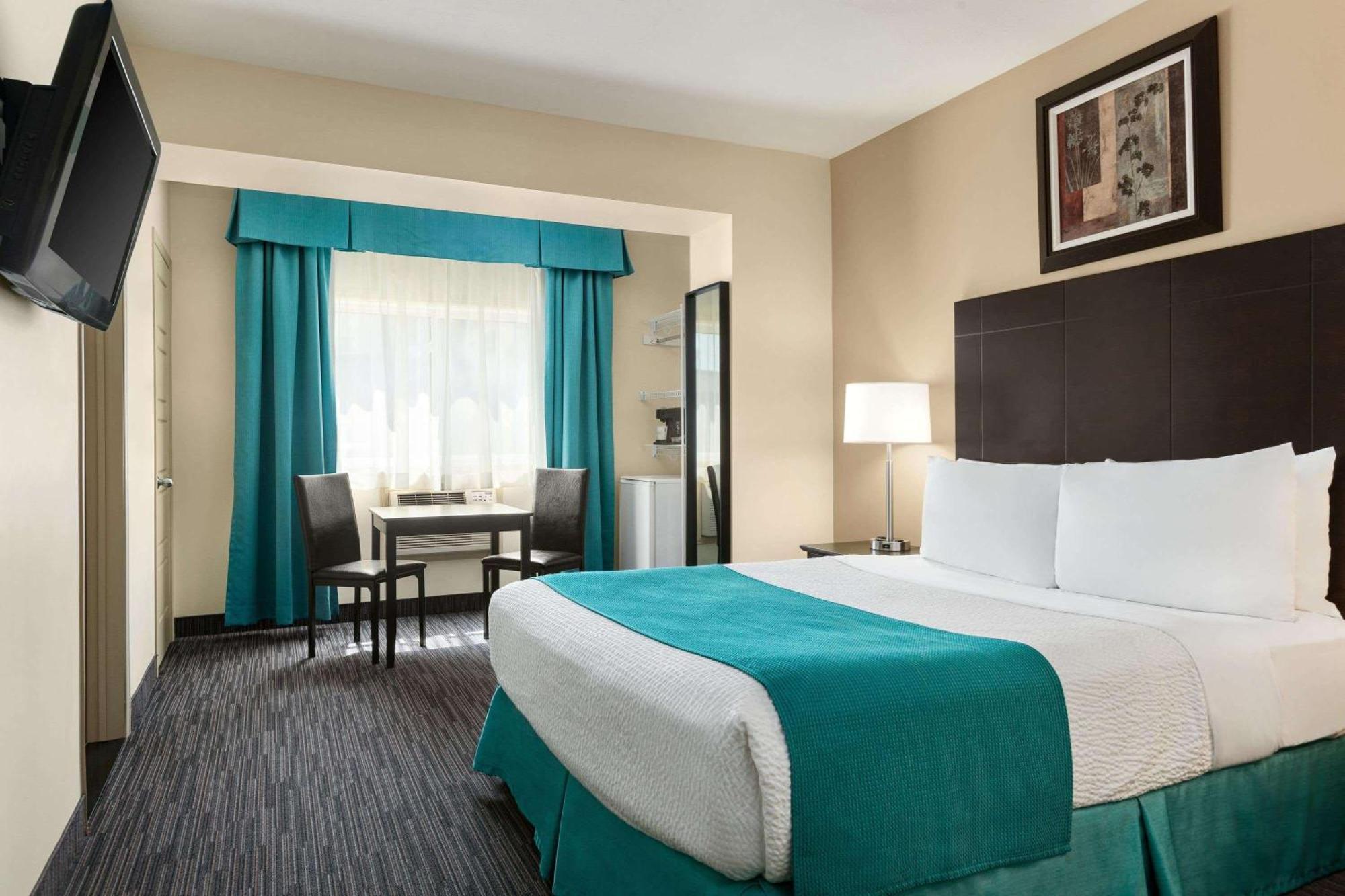 Days Inn By Wyndham Montreal East Экстерьер фото