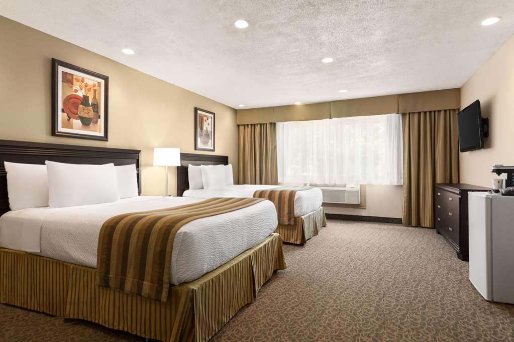 Days Inn By Wyndham Montreal East Номер фото