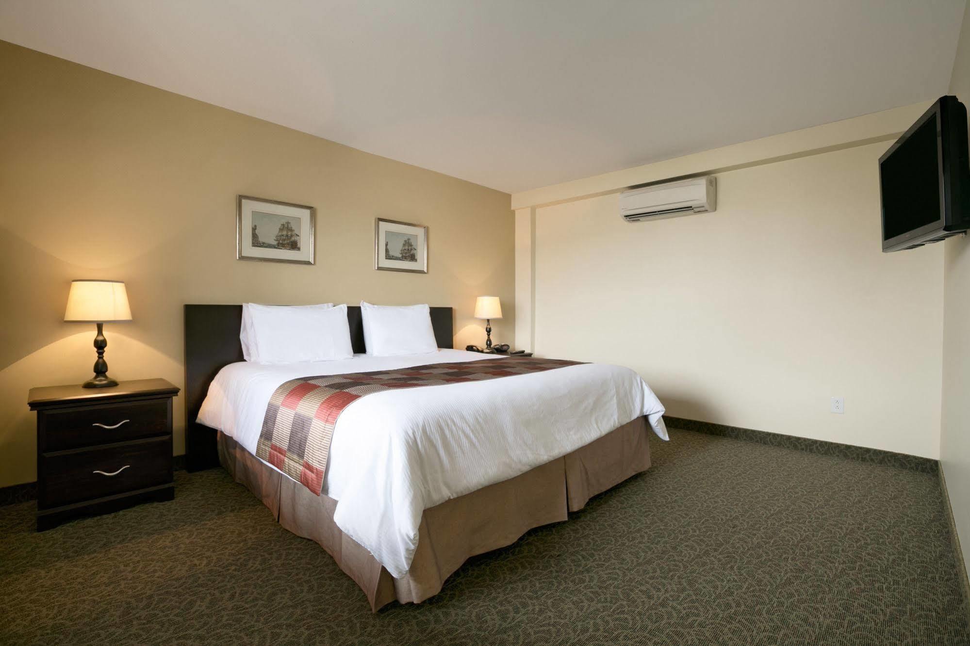 Days Inn By Wyndham Montreal East Экстерьер фото